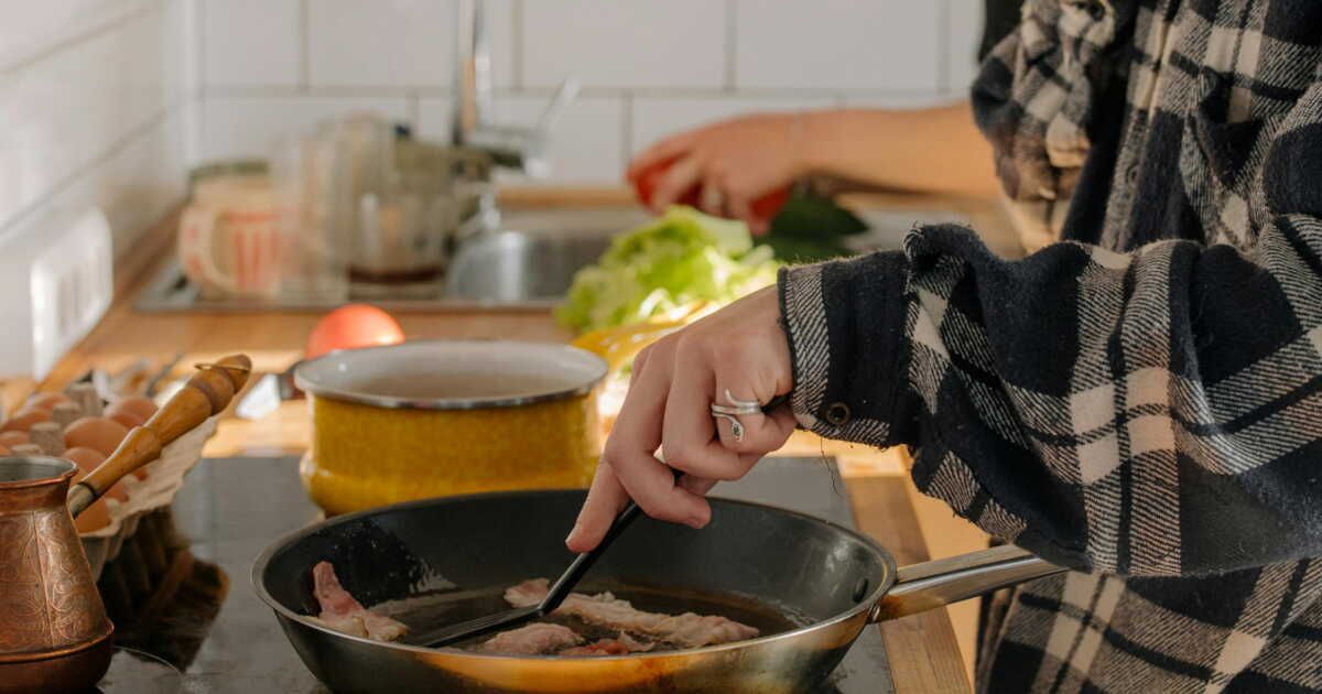 L’art de gérer les odeurs en cuisine : quand utiliser votre hotte ?