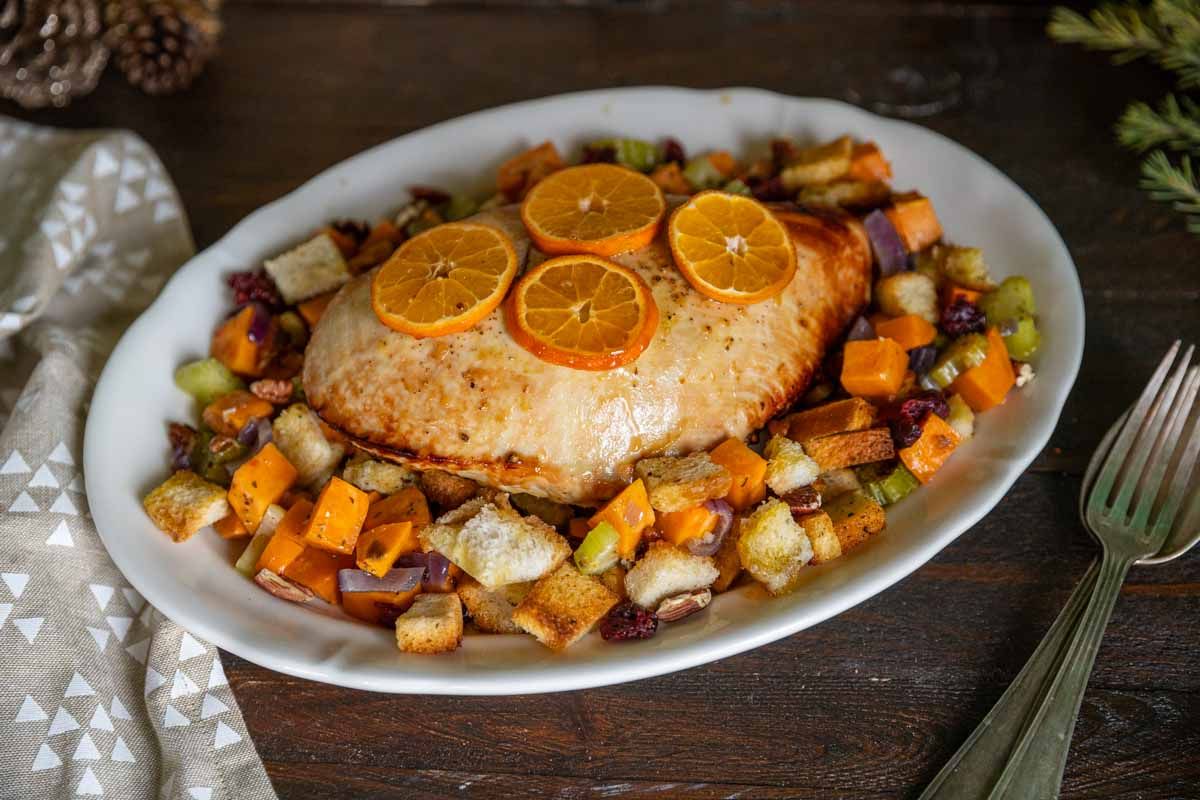 Filet de dinde rôti à la clémentine, farce aux croûtons, cranberries et patates douces