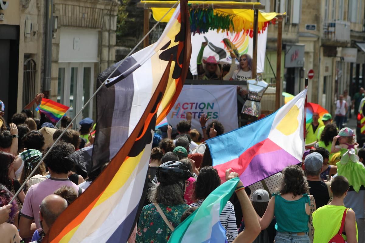 Une vague colorée à Libourne : 500 participants pour la Marche des fiertés