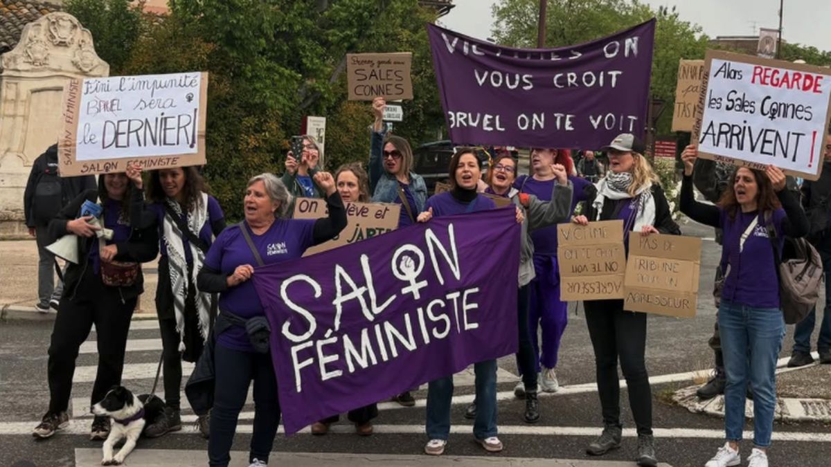 Patrick Bruel au cœur de la controverse : plusieurs manifestations se déroulent devant son hôtel