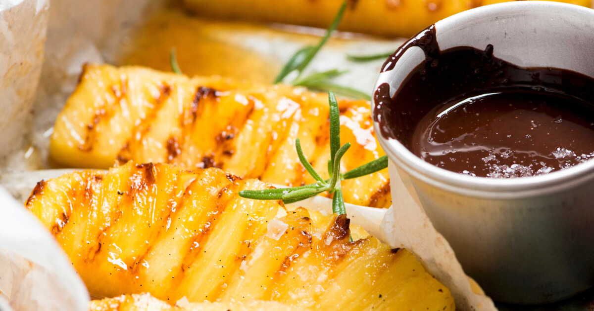 Découvrez la papillote d'ananas vanillé avec sa délicieuse sauce chocolat