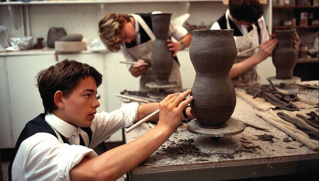 L'engouement des jeunes pour les métiers d'art : un retour aux sources créatives