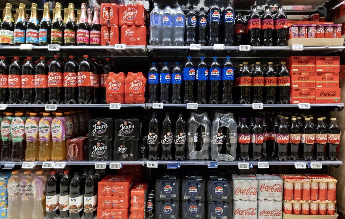 Macron lance un appel à la concertation sur les bouteilles en plastique
