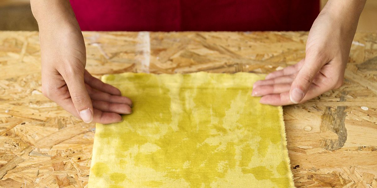 Coller du tissu sur bois : les astuces pour un résultat parfait