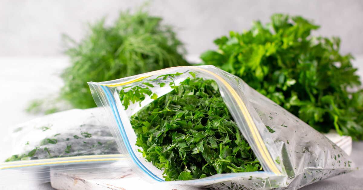 Conserver les herbes fraîches : l'astuce qui change tout