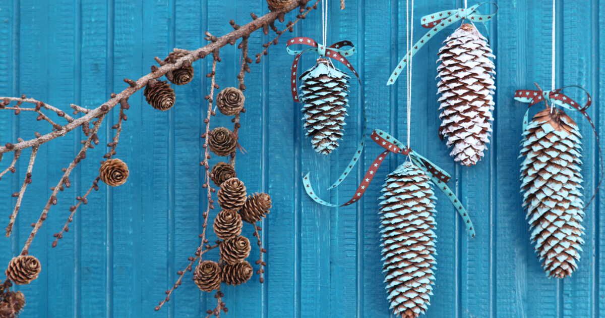 Transformez votre sapin avec des boules de Noël en pommes de pin peintes
