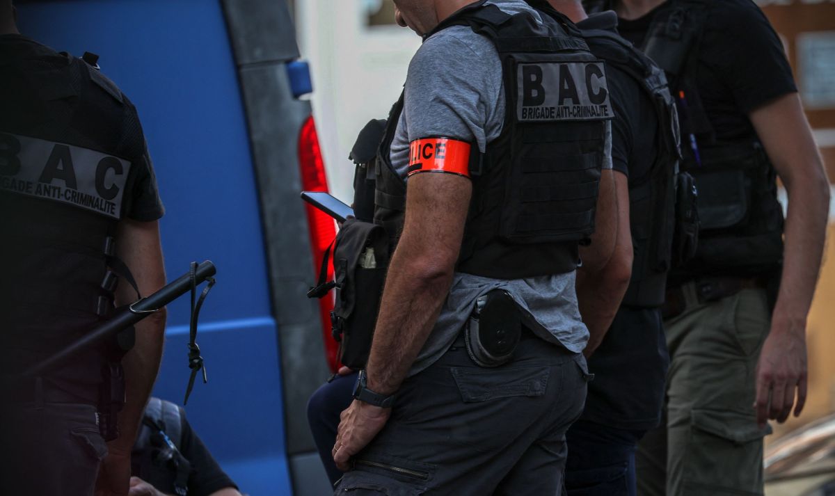 un homme armé sème la panique à nice : un acte inexplicable