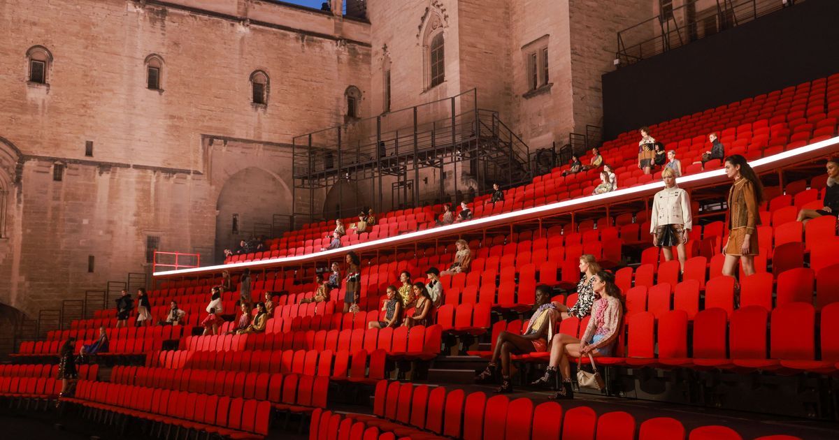 Un an après le défilé Vuitton, Avignon célèbre son héritage glamour