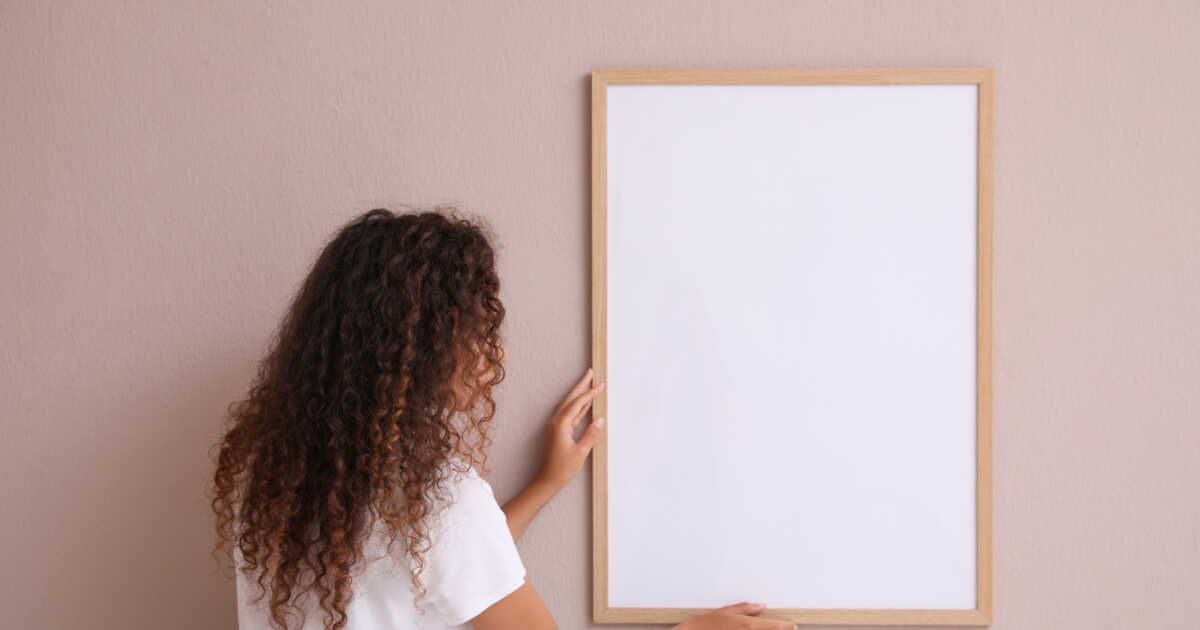 Accrocher des cadres sans percer : astuces pour décorer sans abîmer vos murs