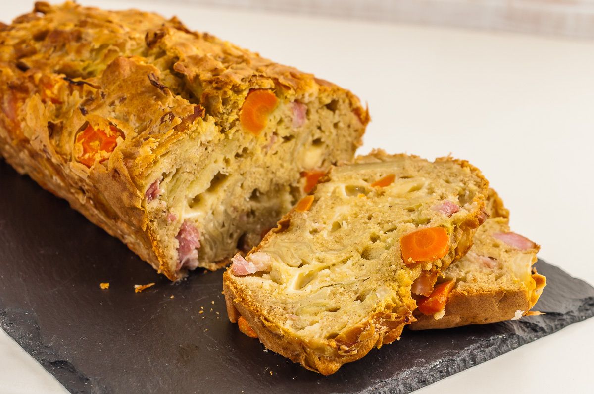 un cake savoureux au jambon et emmental pour égayer vos repas