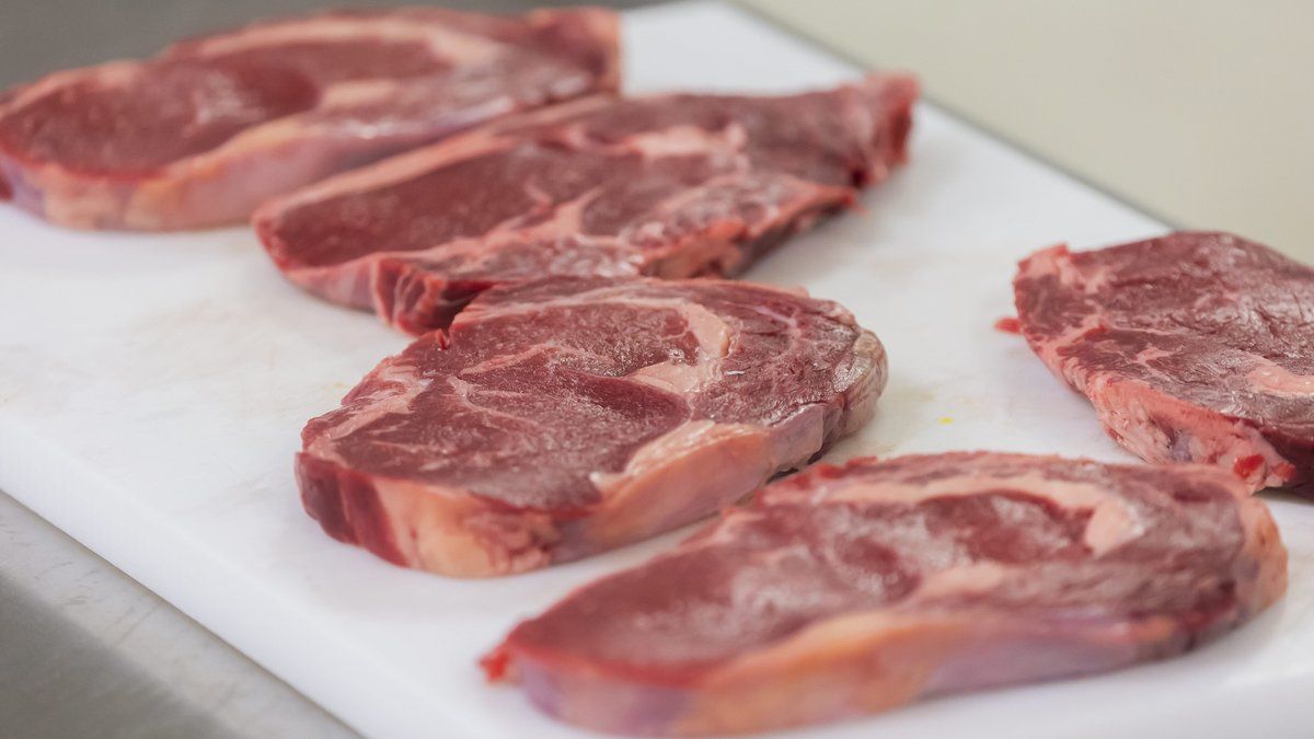 Sandrine Rousseau propose de renommer la viande sur les cartes des restaurants