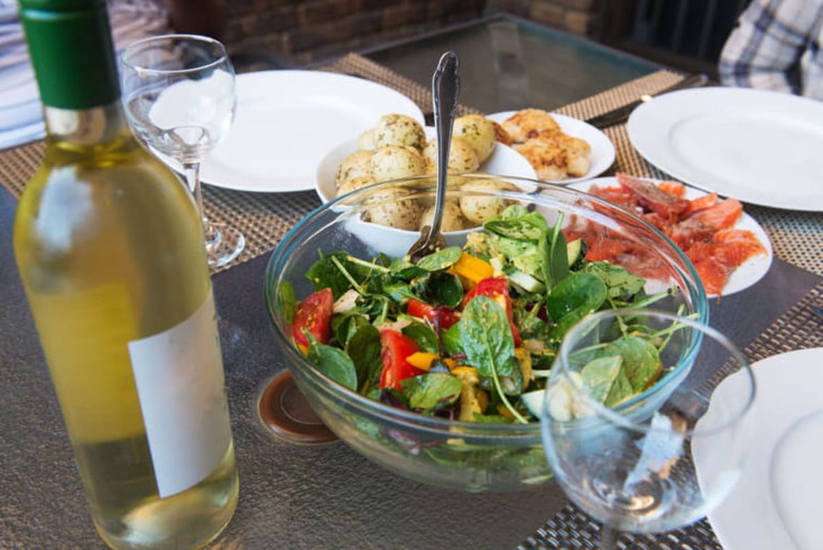 Les accords parfaits : choisir le vin idéal pour accompagner vos salades