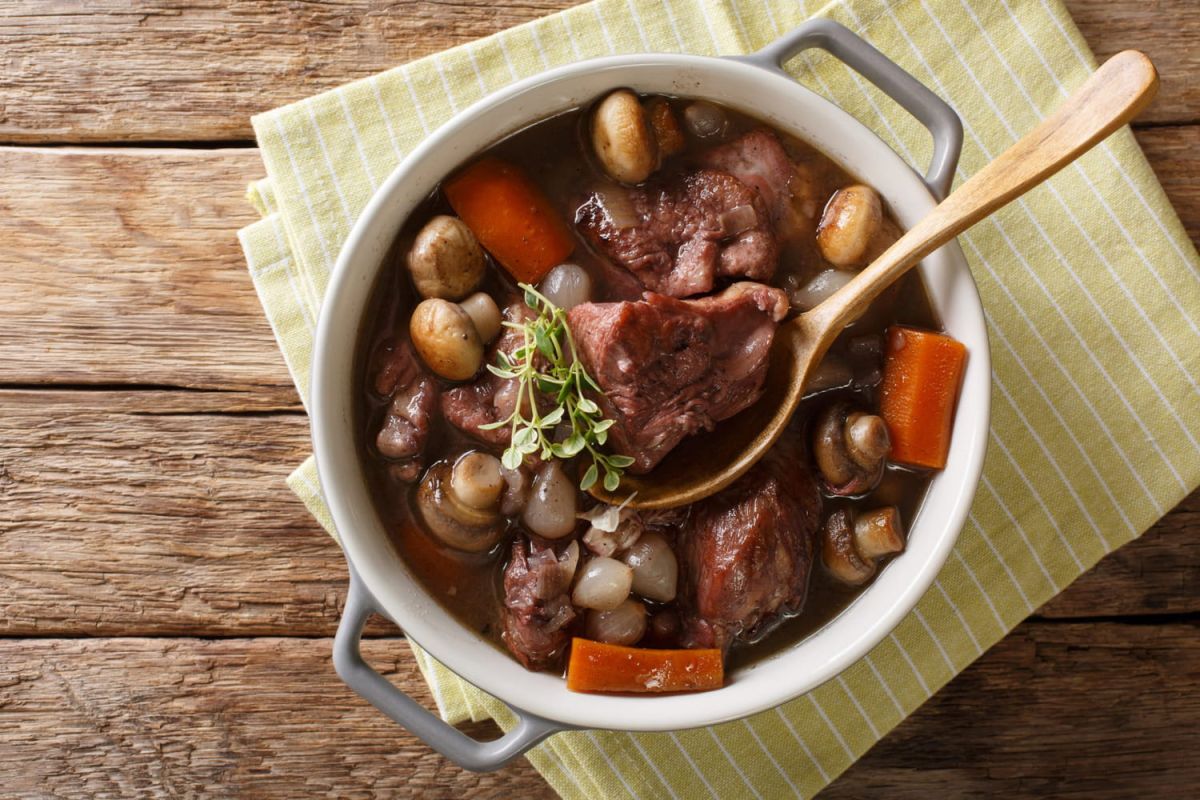 La recette intemporelle du coq au vin selon Cyril Lignac
