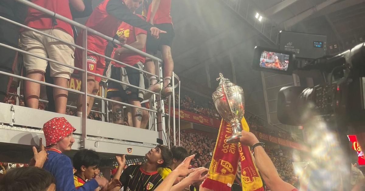 Les joueurs du RC Lens célèbrent leur victoire en Coupe de France au stade Bollaert