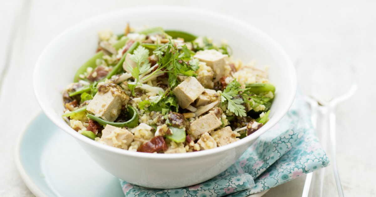 Découvrez la fraîcheur d'une salade au boulgour, tofu et amandes