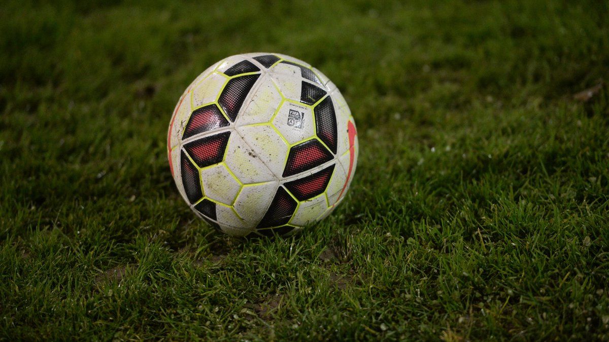 Agression choquante d'un entraîneur de foot condamne la violence dans le sport