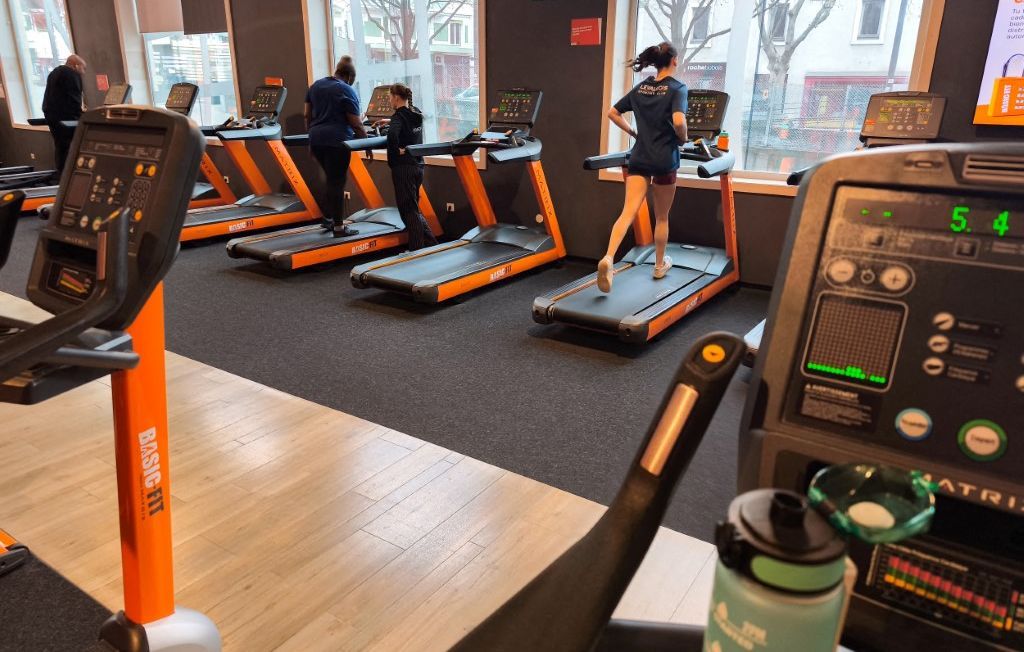 Sport en salle ou en plein air : que choisir face à la canicule ?