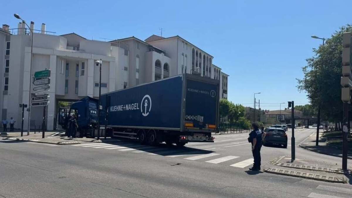 Un semi-remorque frôle un bâtiment à Avignon : un incident évité de justesse