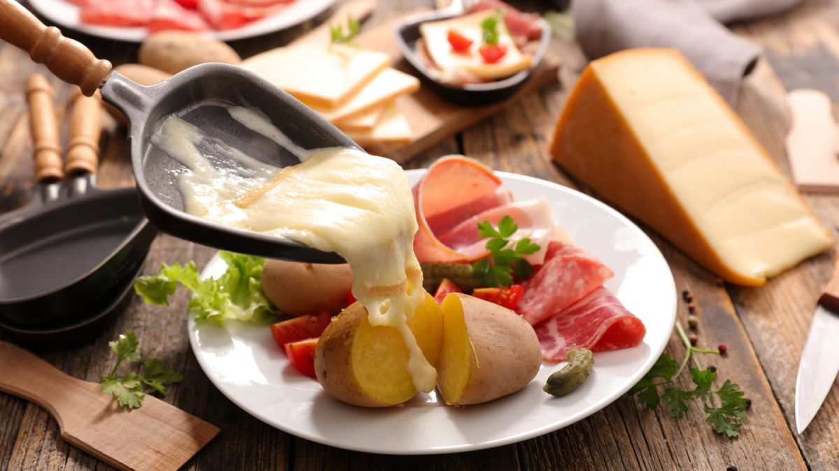 la boisson inattendue qui sublime votre raclette tout en facilitant la digestion
