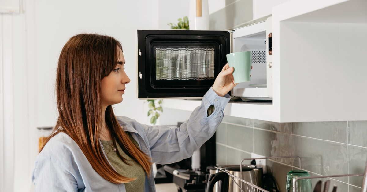 Découvrez l'astuce simple pour un micro-ondes étincelant