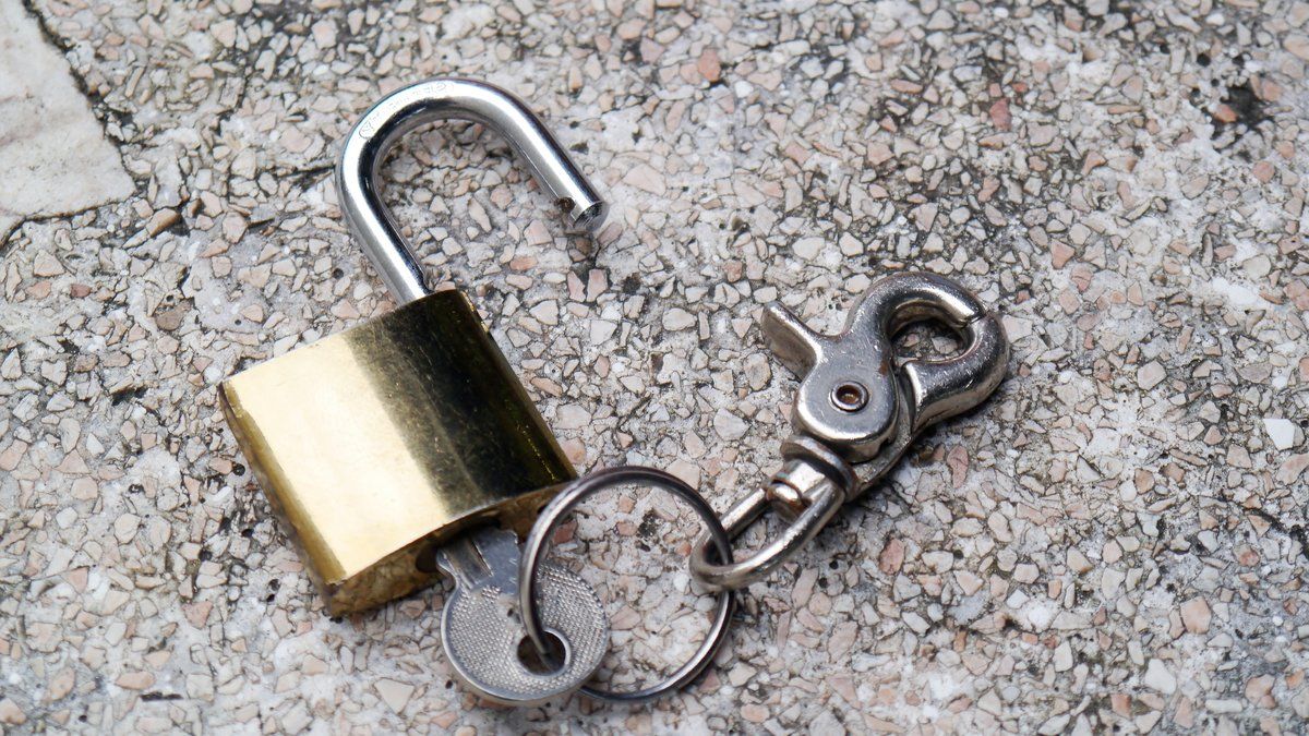 Un collégien agresse sa professeure avec un cadenas : le parcours troublant d’un acte insensé