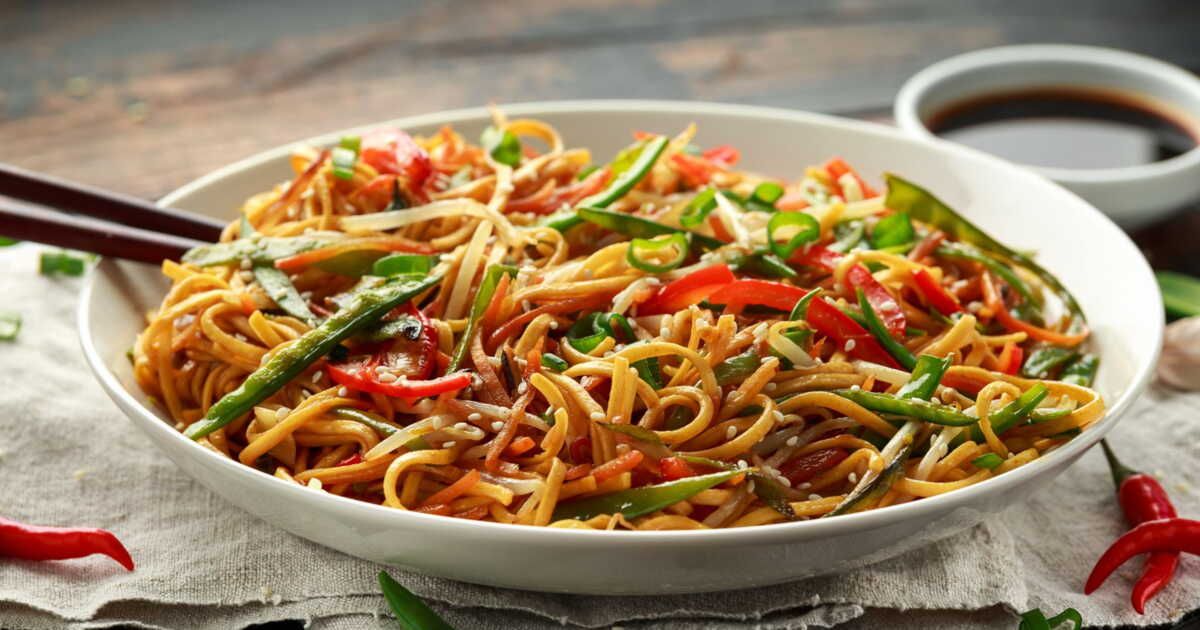 Savourez les nouilles sautées aux légumes pour un Nouvel An chinois mémorable
