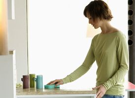 Des plans de travail abîmés, creuset de bactéries insoupçonnées