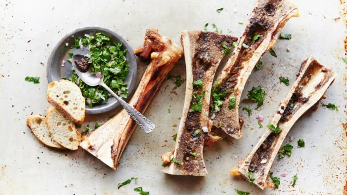 Savourez l'os à moelle rôti sur tartines grillées, la recette incontournable
