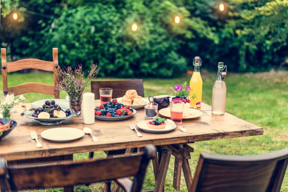 Éloignez les nuisibles : astuces pour un repas en plein air sans insectes