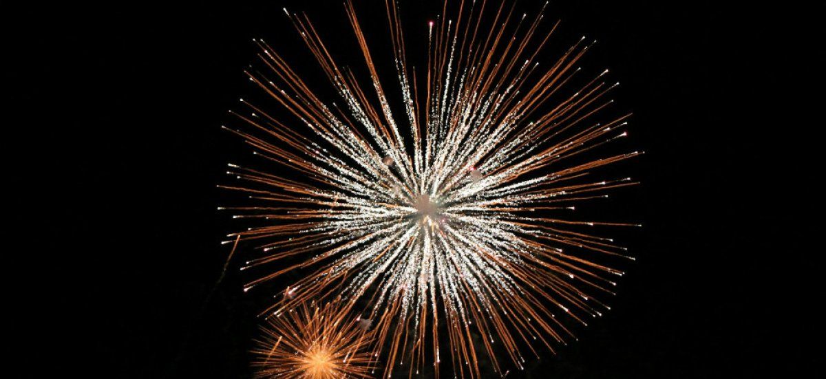 Paris rend hommage aux victimes de Nice avec un feu d'artifice anticipé