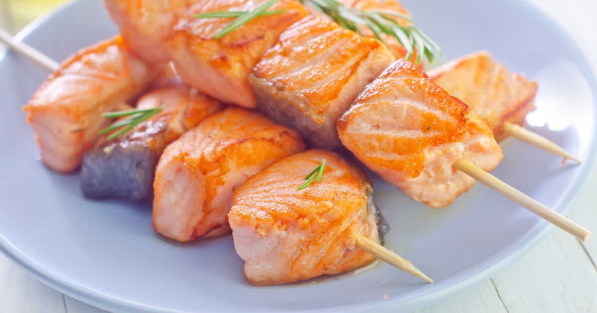 Cinq recettes de brochettes de poisson pour égayer vos repas d'été