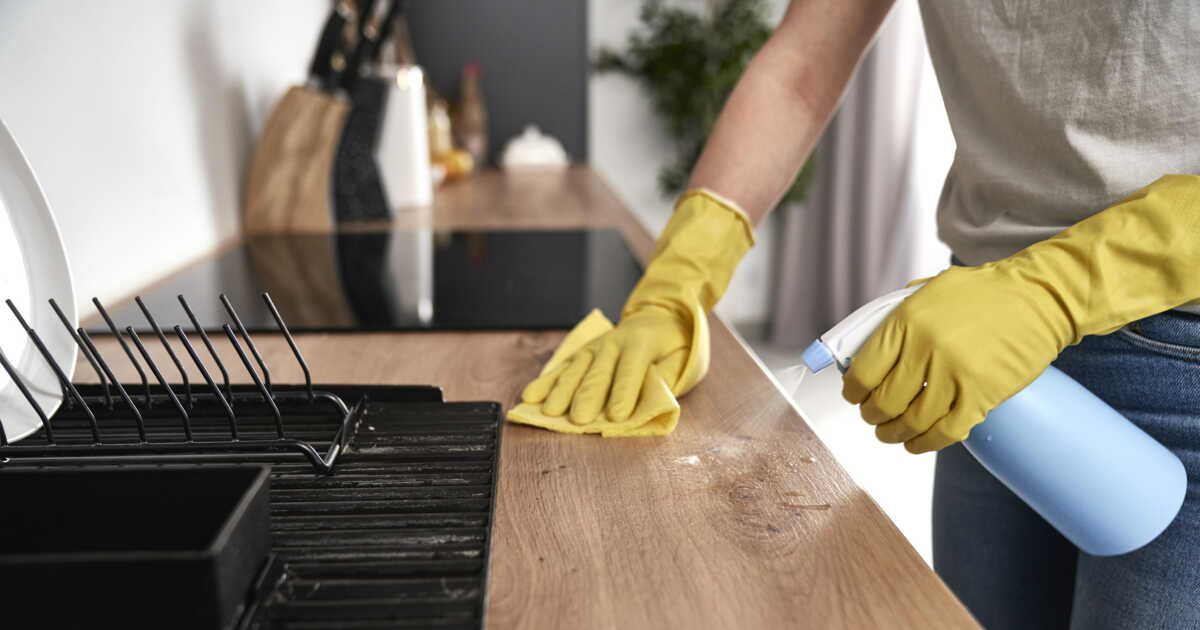 Comment nettoyer les graisses incrustées sur les murs de la cuisine ?