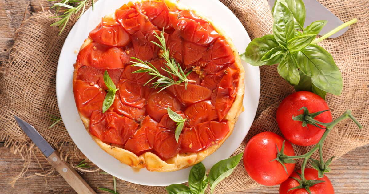 la tarte tatin revisitée : tomate, burrata et pesto pour un été savoureux