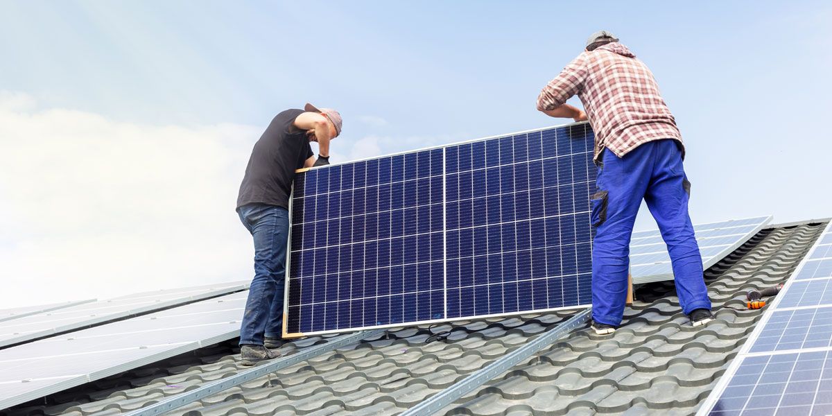 Installer des panneaux solaires soi-même : un bon plan ou un piège ?