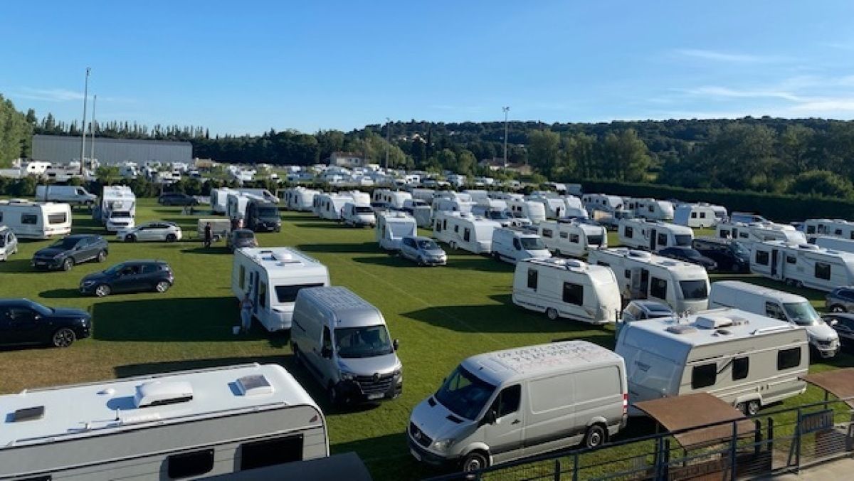 Installer des caravanes à Châteauneuf-de-Gadagne : une situation préoccupante