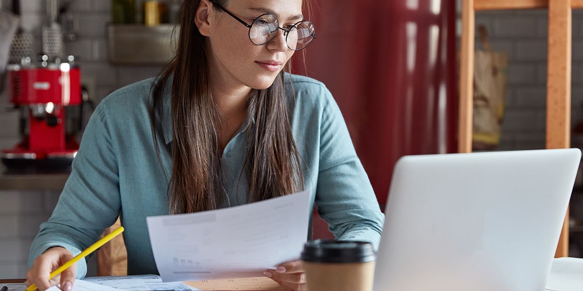 Paiement à terme : échoir ou échu ?