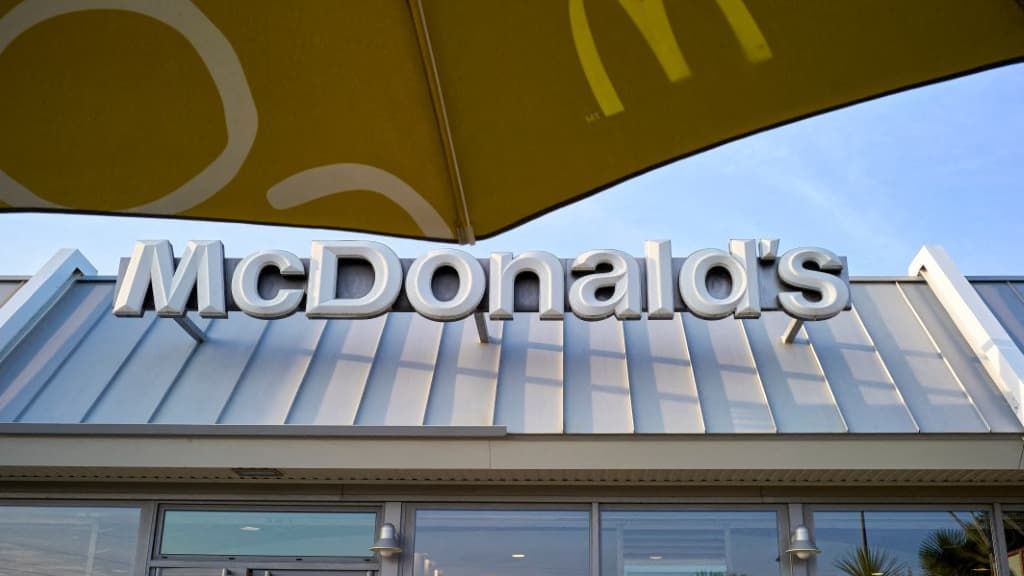 Agression homophobe dans un McDonald's : les mots blessants qui deviennent des coups