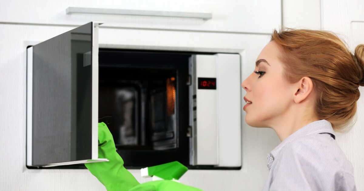 Déjouez la saleté de votre micro-ondes en 5 minutes grâce à un secret de grand-mère