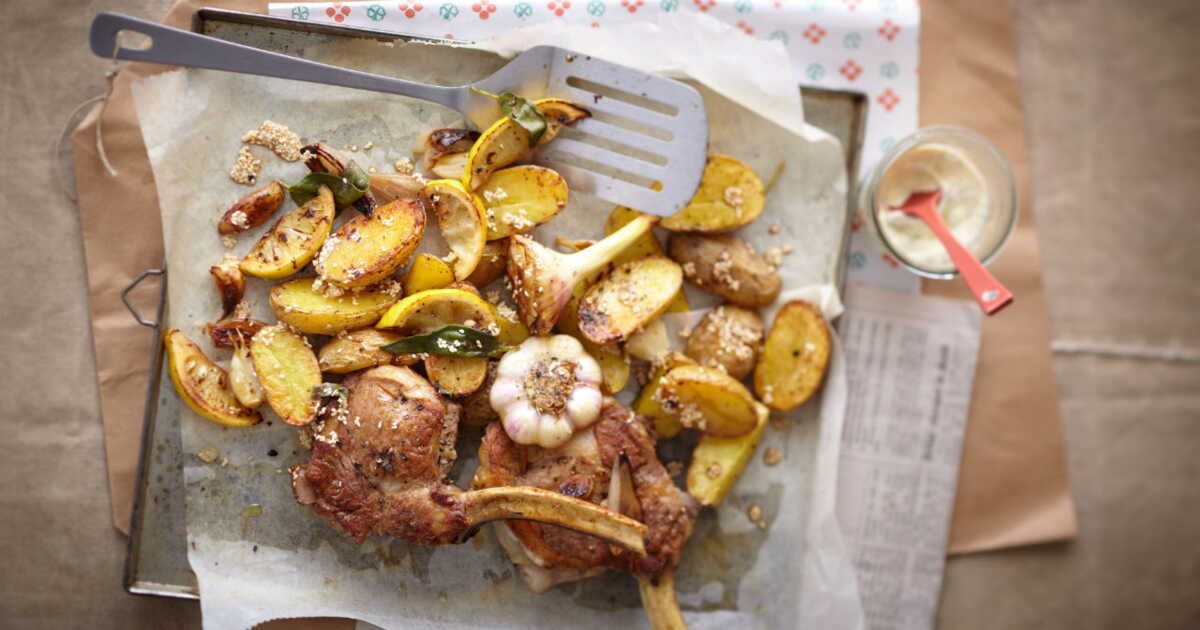 Côtelettes d’agneau savoureuses et grenailles à l’ail et citron