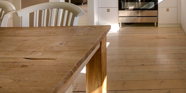 Les secrets de l'entretien d'une table en bois pour la préserver