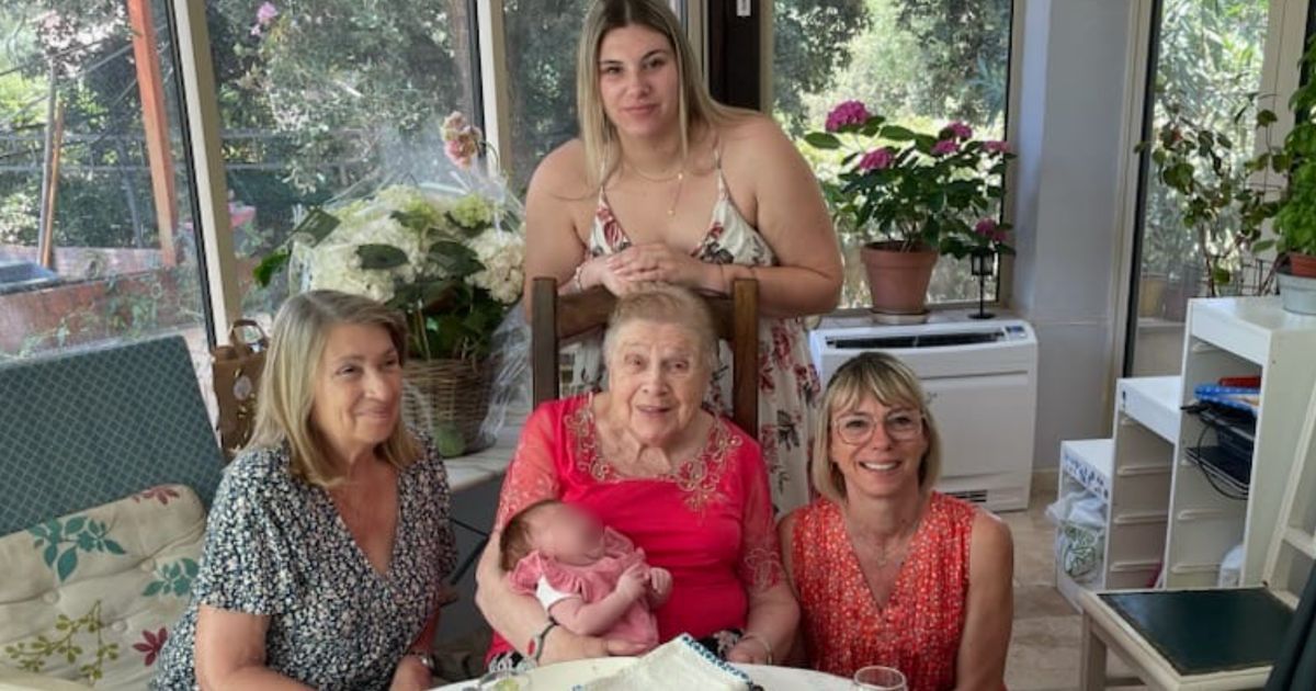 Cinq générations réunies autour d'Annie, 96 ans, à Villeneuve-lès-Avignon