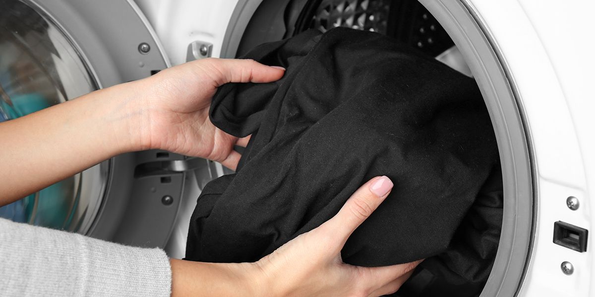 Ravivez l'éclat de vos vêtements noirs avec ces astuces de grand-mère