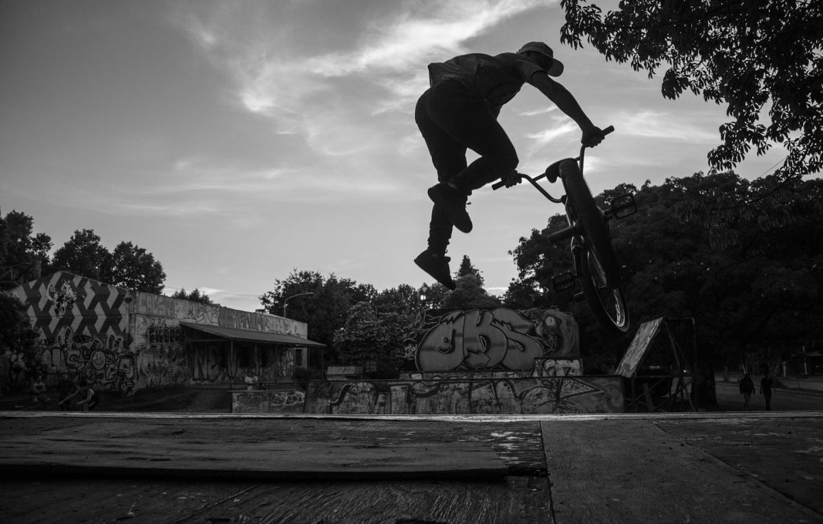 Un cycliste de 40 ans perd la vie après une chute tragique sur un skatepark