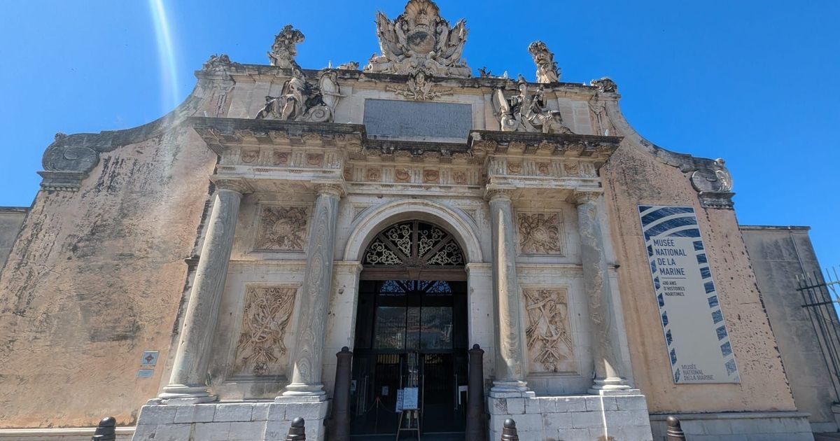 Un exploit historique : la porte de l'arsenal de Toulon déplacée de 70 mètres