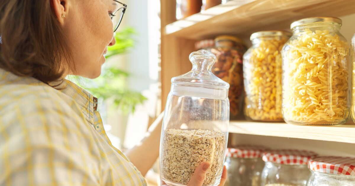 Transformez votre garde-manger en un espace bien organisé avec cet objet astucieux