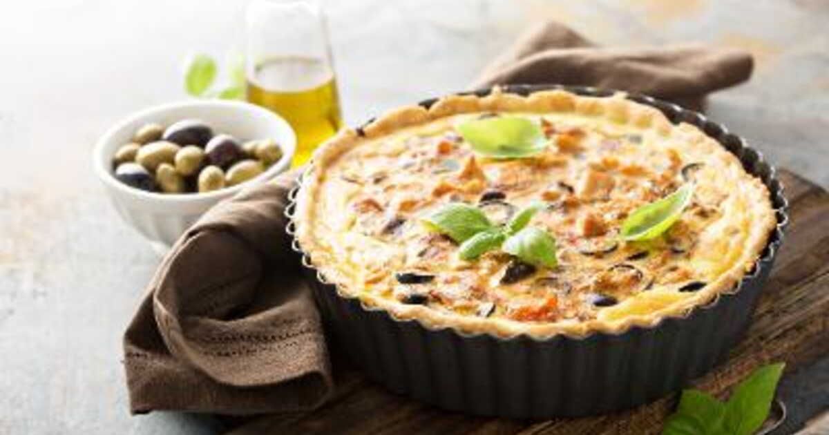 Un clafoutis salé à partager : chèvre et olives, la recette incontournable