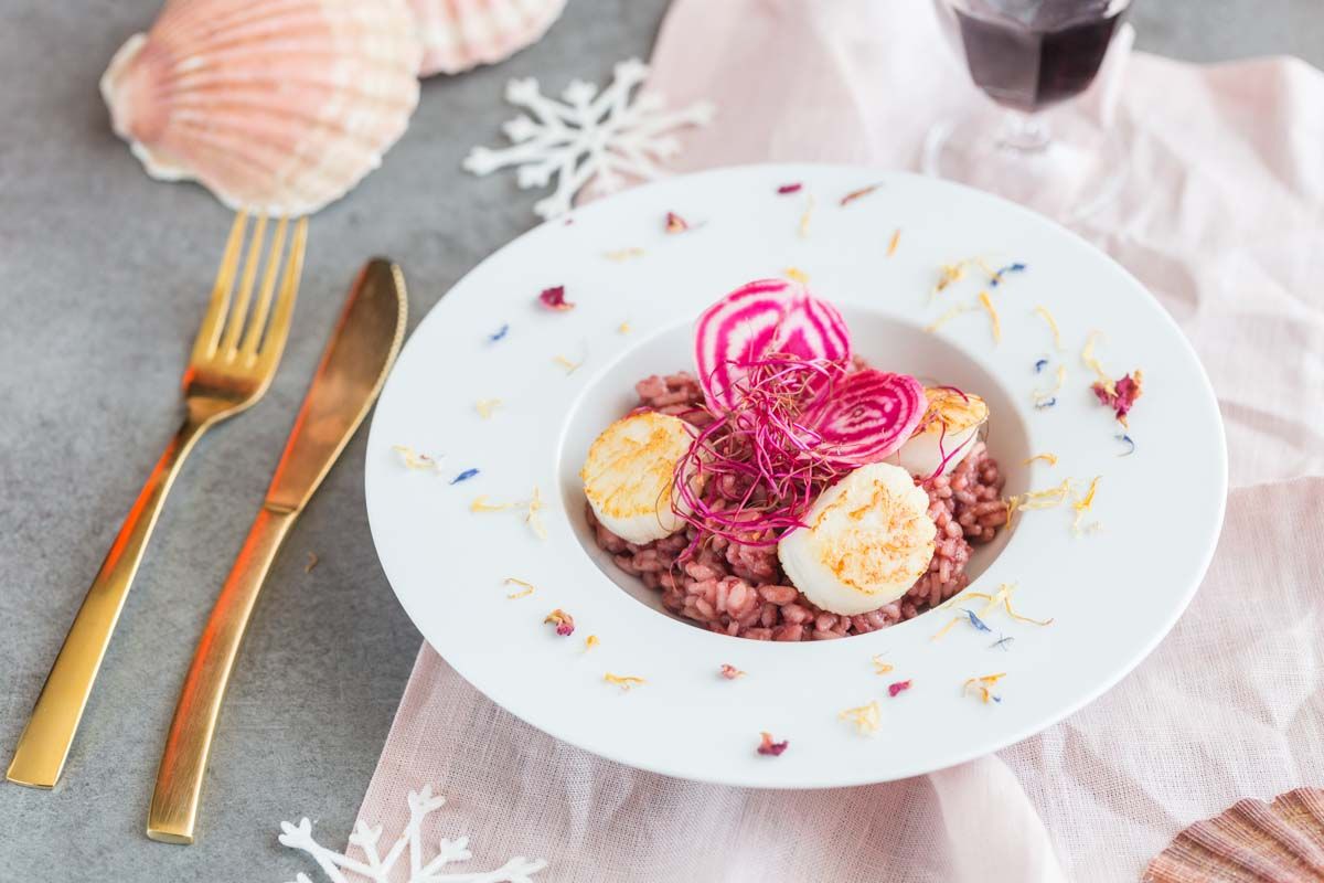 Un risotto rose délicat aux noix de Saint-Jacques
