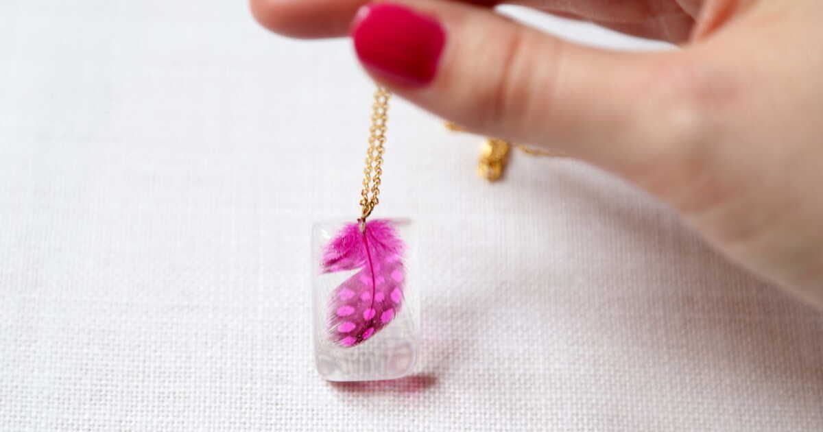 L'art de la résine : créez votre pendentif unique