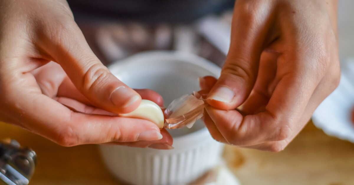 Gousses d'ail pelées : conservez-les plus longtemps grâce à cette astuce insolite