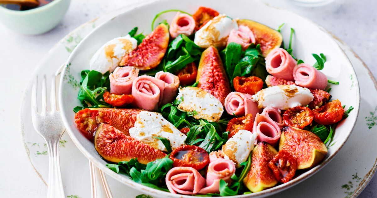 Une salade originale : figues fraîches, roquette et jambon à savourer sans attendre